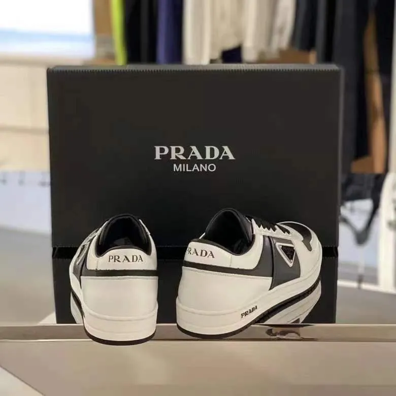 P380 Yuan 38-45 Prada Prada’s new men’s leather sports shoes, the highest version on the market, any comparison is welcome🆚! The original leather has excellent texture and is super high-end! Fetal sheep net lining imported from Italy, removable pad! Luxurious materials and fine workmanship, highly recommended!